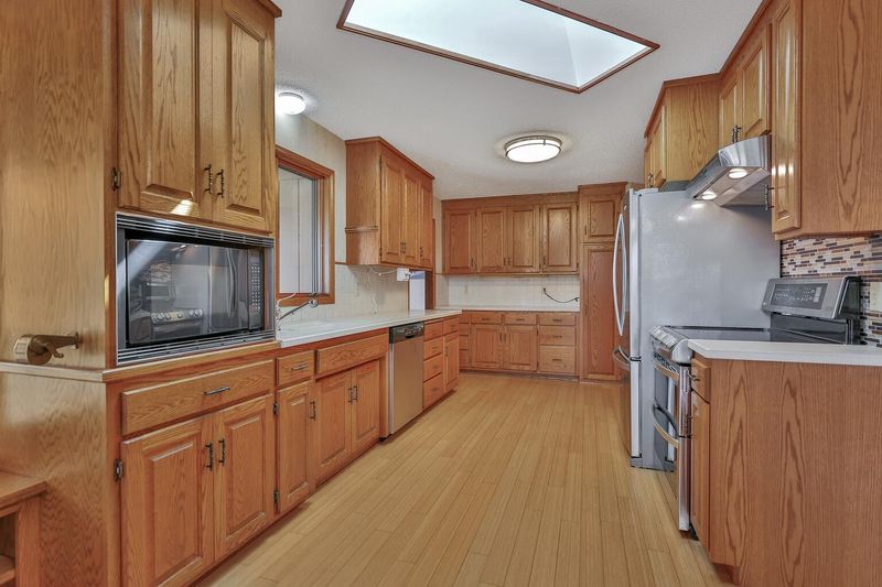 2437 Dianna Ln, Little Canada, MN 55117