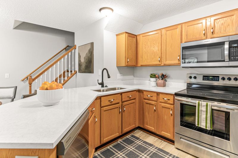1847 Riverwood Dr #25, Burnsville, MN 55337
