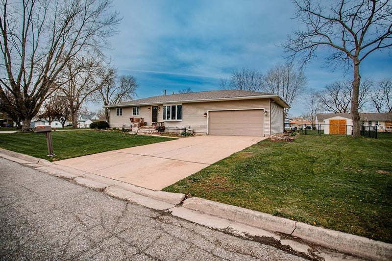 802 Nordland Ave, Lyle, MN 55953