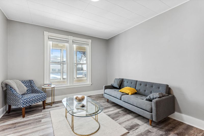 861 Thomas Ave, Saint Paul, MN 55104