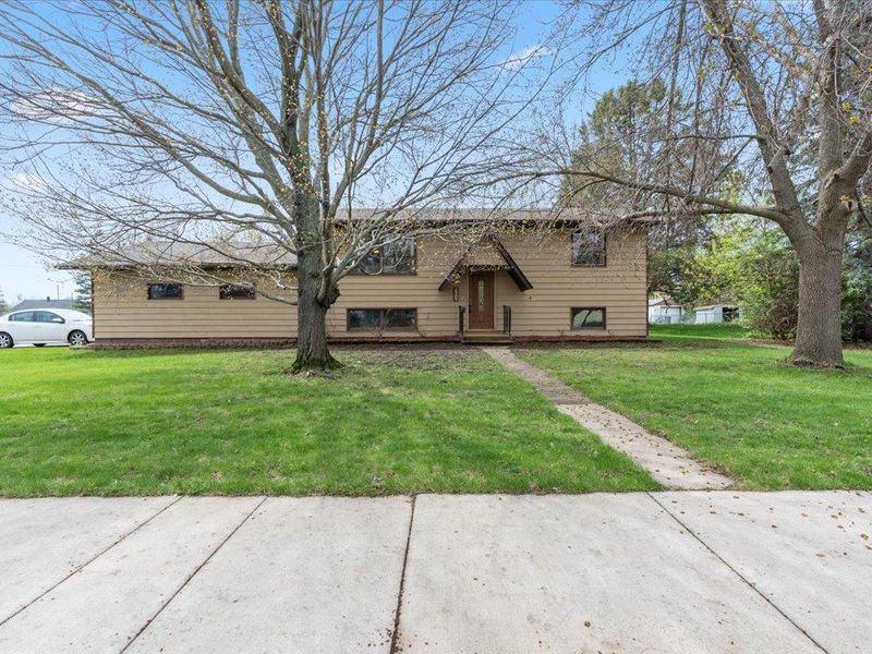 404 3rd St SW, Crosby, MN 56441