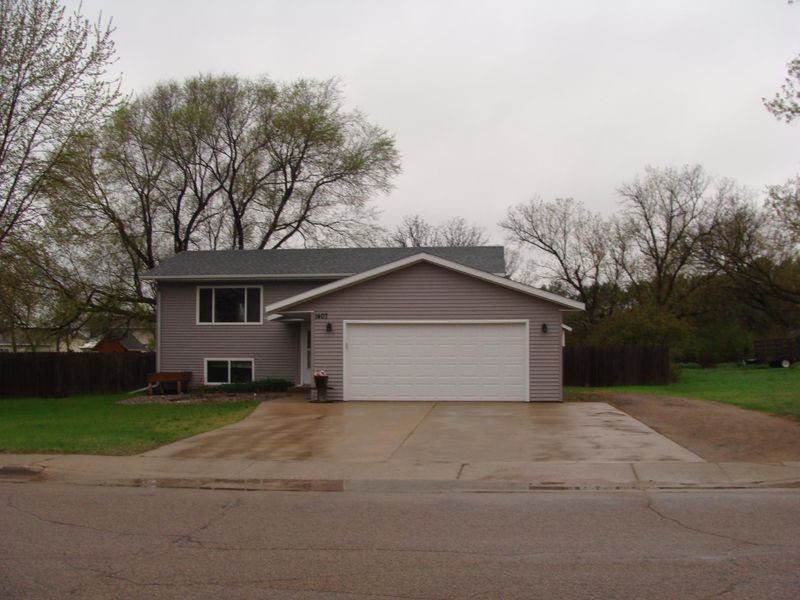 1407 4th St NE, Staples, MN 56479