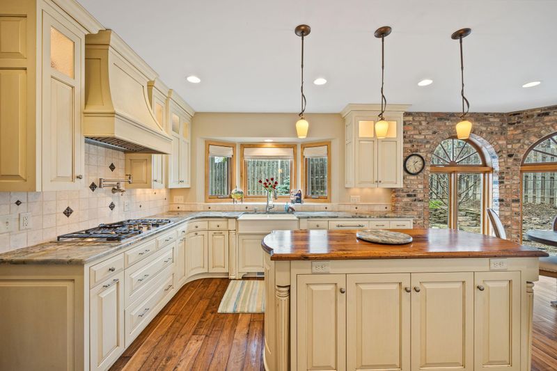 480 Far Hill Ct, Wayzata, MN 55391
