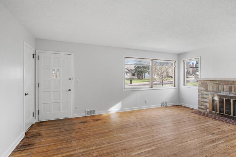 1194 Lealand Rd E, Maplewood, MN 55109
