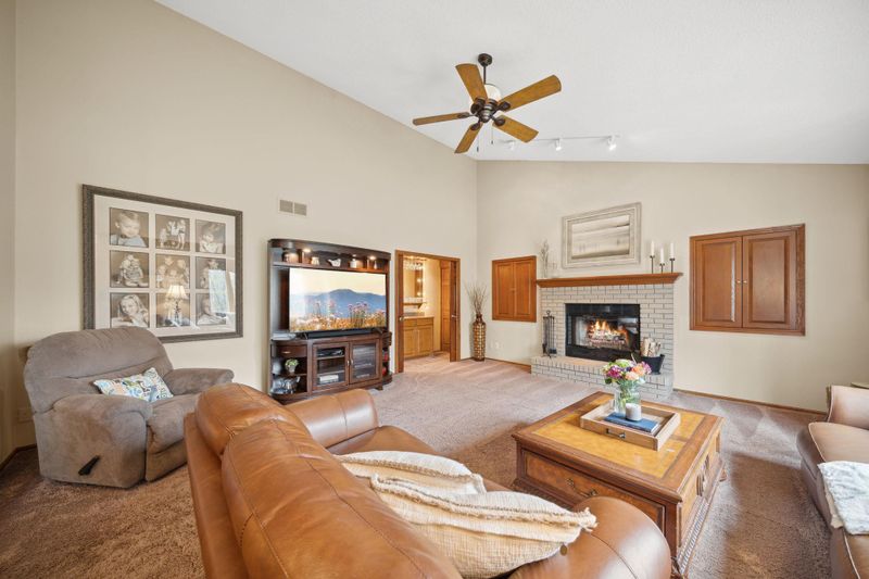 690 Bridle Ridge Rd, Eagan, MN 55123