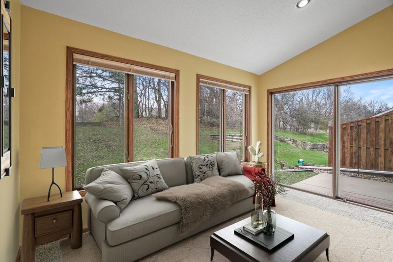 515 Crestview Forest Dr S, Maplewood, MN 55119
