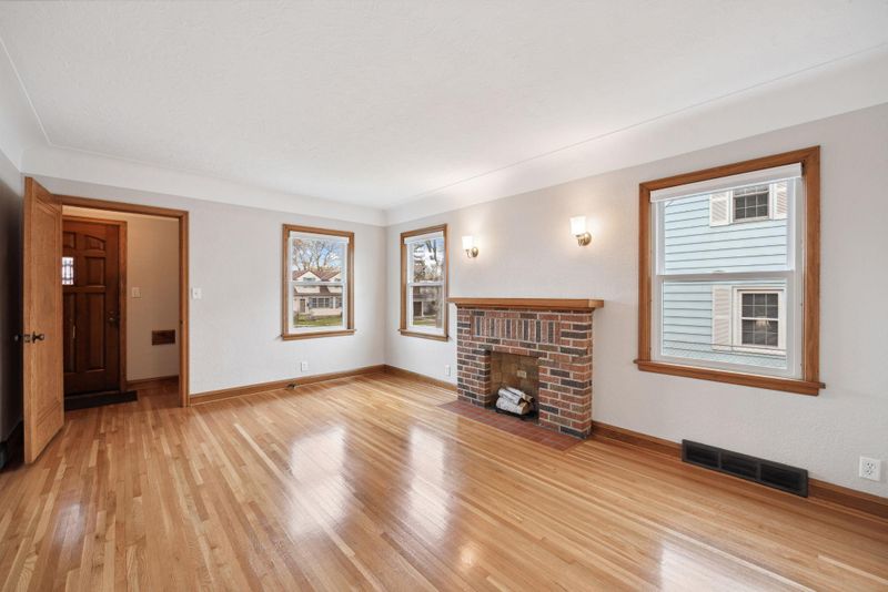 902 Orange Ave E, Saint Paul, MN 55106