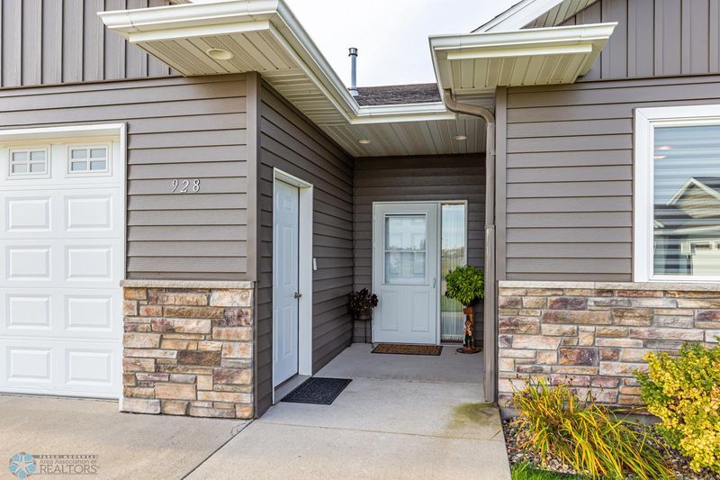 928 33rd St S, Moorhead, MN 56560