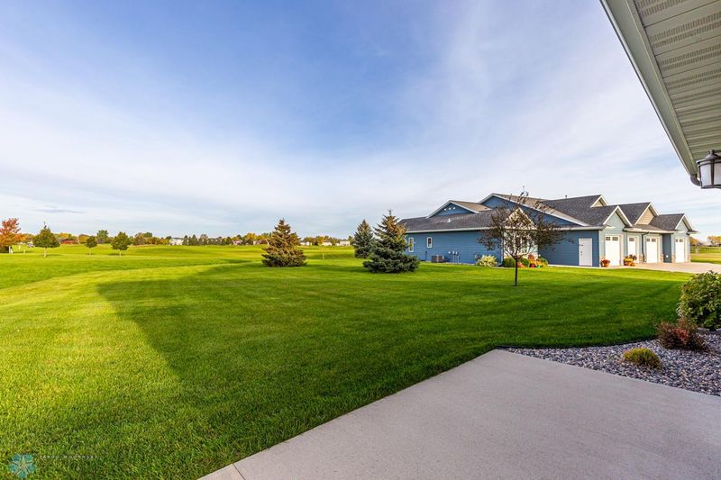 928 33rd St S, Moorhead, MN 56560