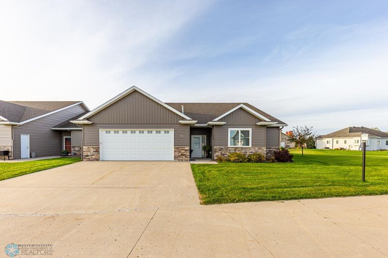928 33rd St S, Moorhead, MN 56560