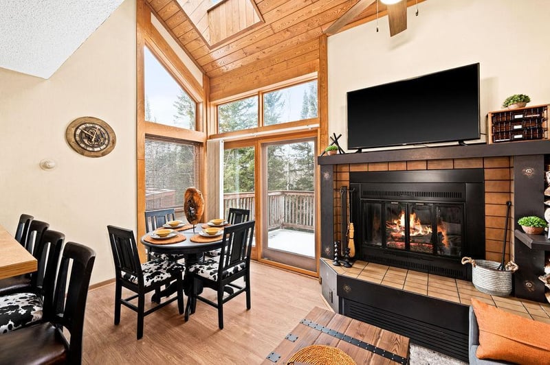 527 Moose Mountain Dr, Tofte, MN 55615