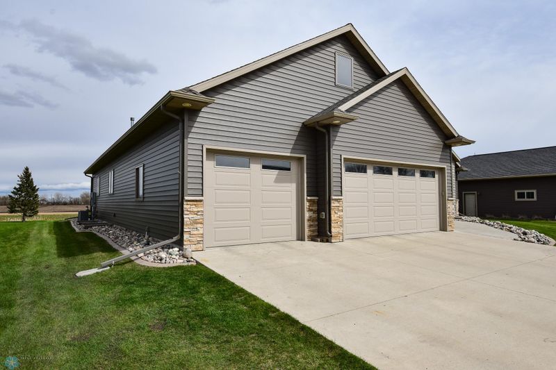 4318 39th St S, Moorhead, MN 56560