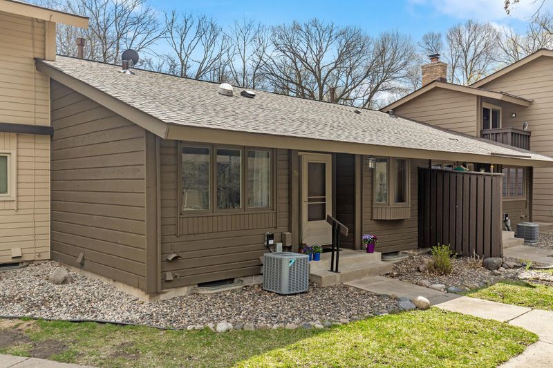 106 Birnamwood Dr, Burnsville, MN 55337