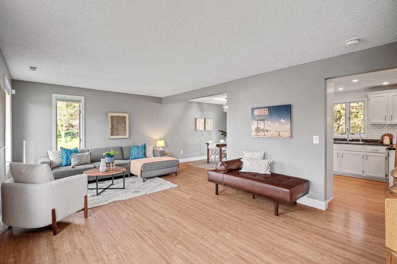 512 Oak Hill Cir, Chaska, MN 55318