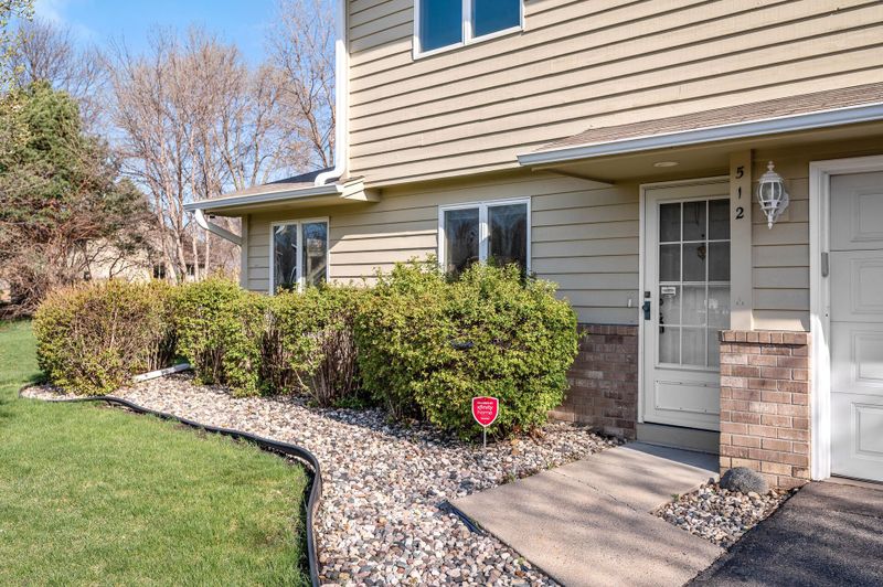 512 Oak Hill Cir, Chaska, MN 55318