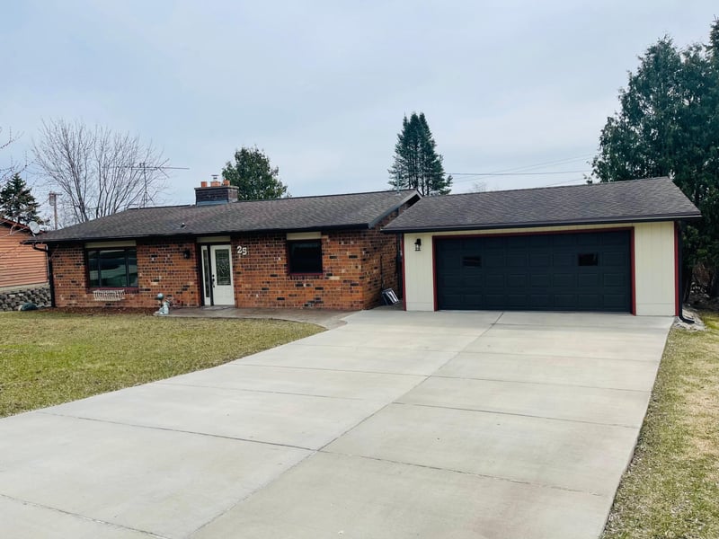 25 Circle Dr, Gilbert, MN 55741