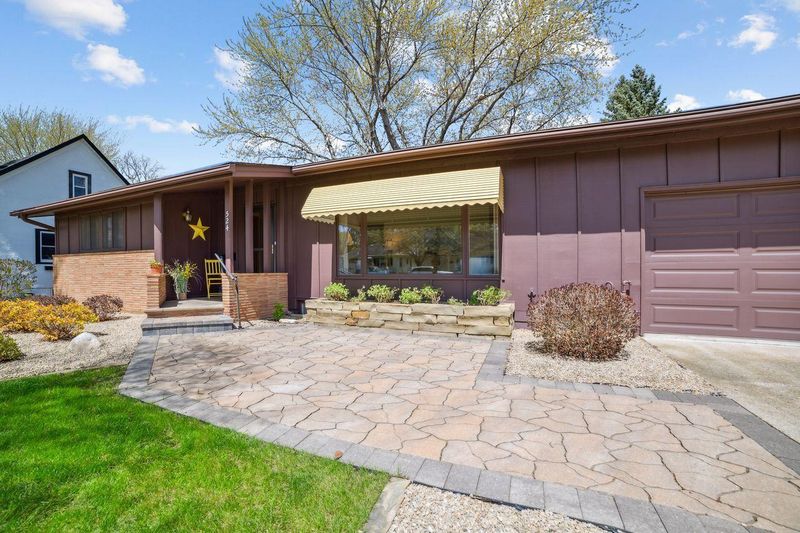 524 E 1st St, Waconia, MN 55387