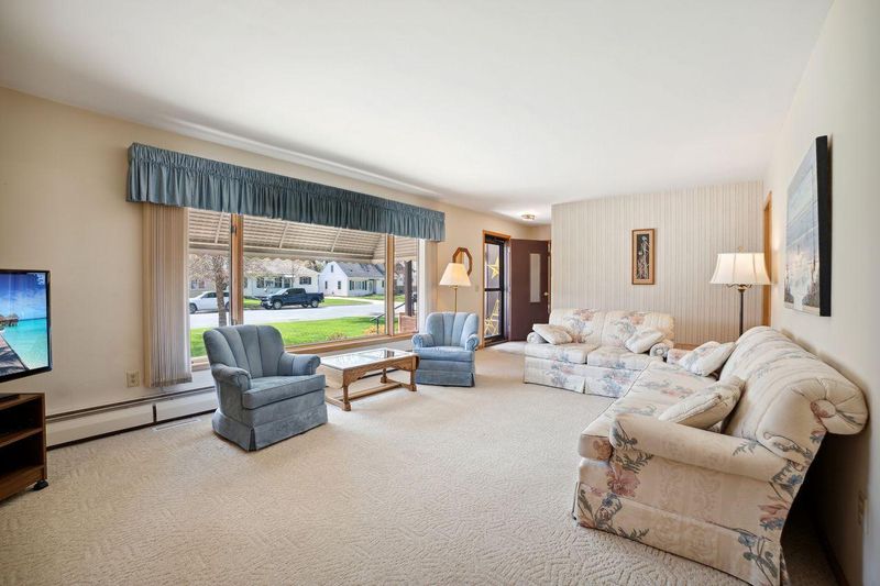 524 E 1st St, Waconia, MN 55387