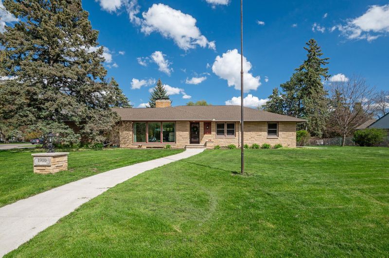 1910 Asbury St, Falcon Heights, MN 55113
