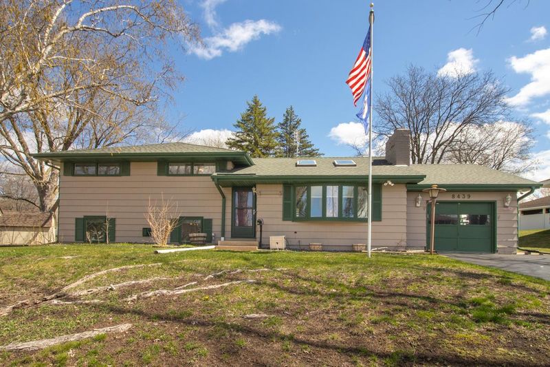 8439 Morris Cir, Bloomington, MN 55437