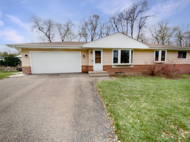 3209 Dana Dr, Burnsville, MN 55337