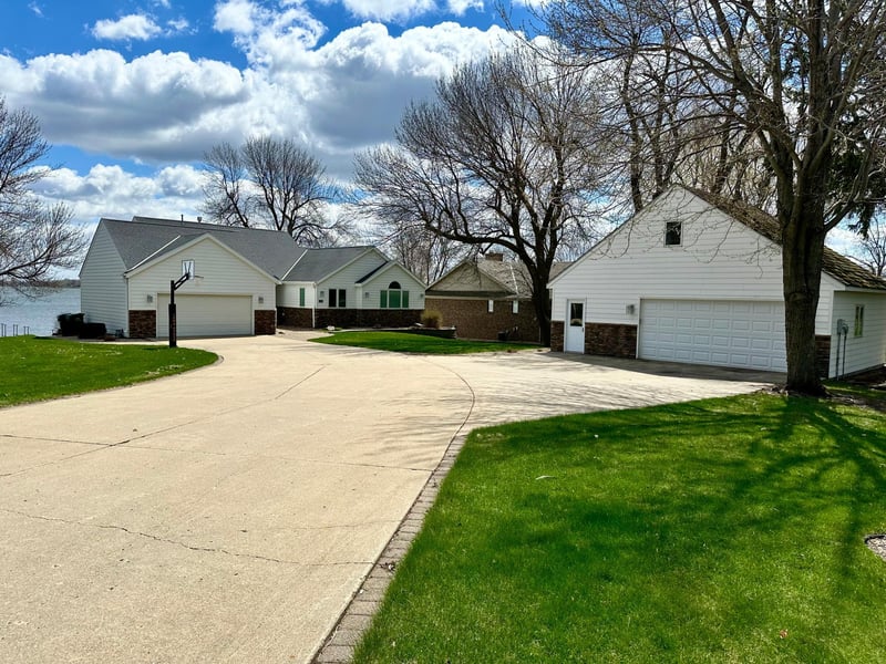 730 Lake Ct, Worthington, MN 56187