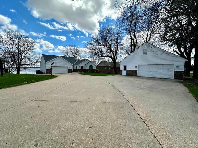 730 Lake Ct, Worthington, MN 56187