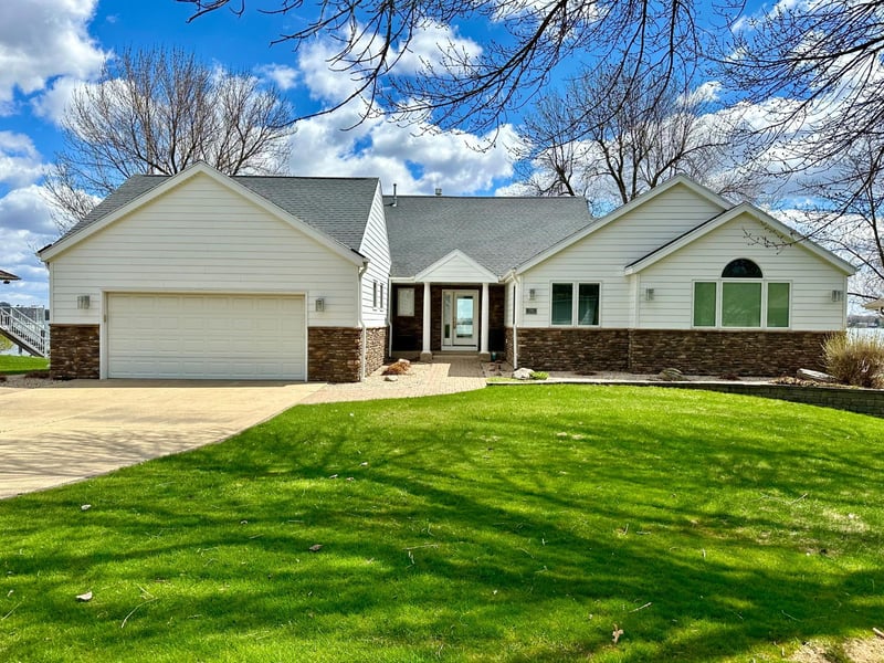 730 Lake Ct, Worthington, MN 56187