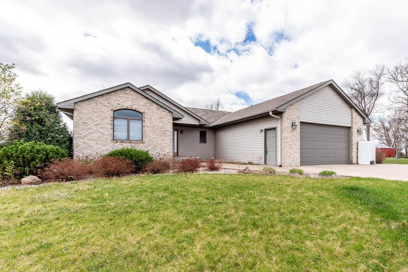 61389 103rd St, Minnesota Lake, MN 56068