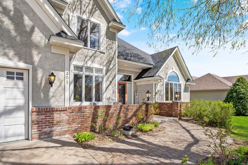 305 Wyndham Cir E, New Brighton, MN 55112