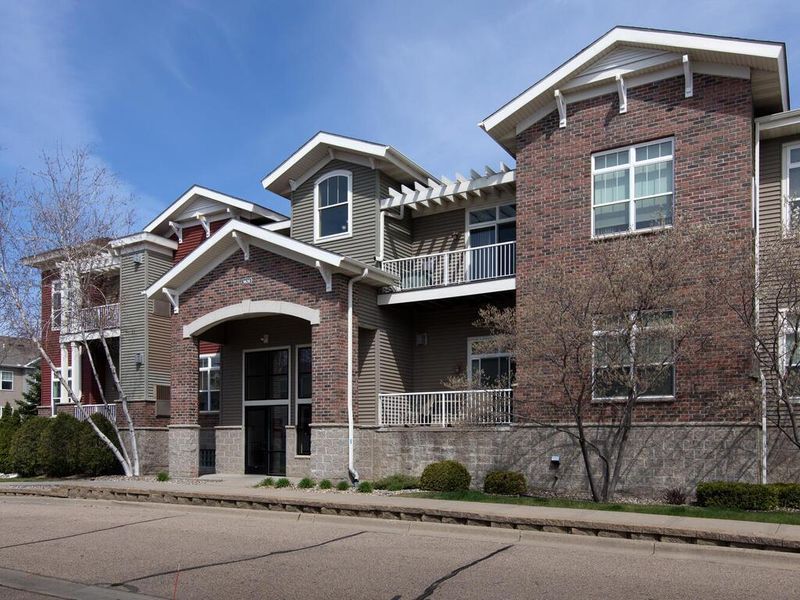9630 Independence Cir #101, Chanhassen, MN 55317