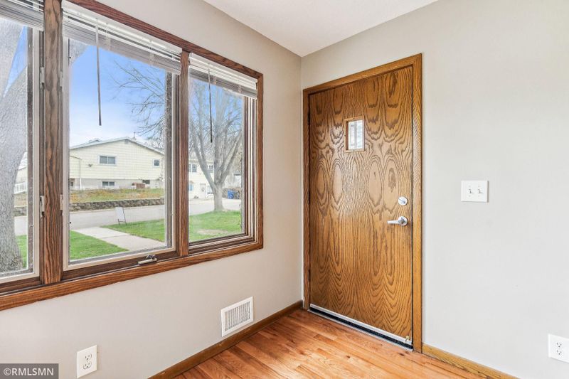 931 Kennard St, Saint Paul, MN 55106
