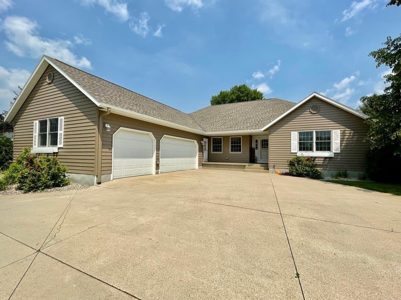 509 7th St, Raymond, MN 56282