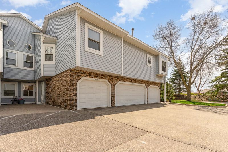 5333 Highpointe Dr, Bloomington, MN 55437