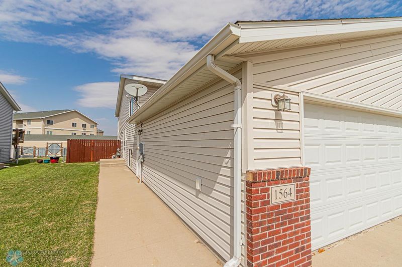 1564 34th Ave S, Moorhead, MN 56560