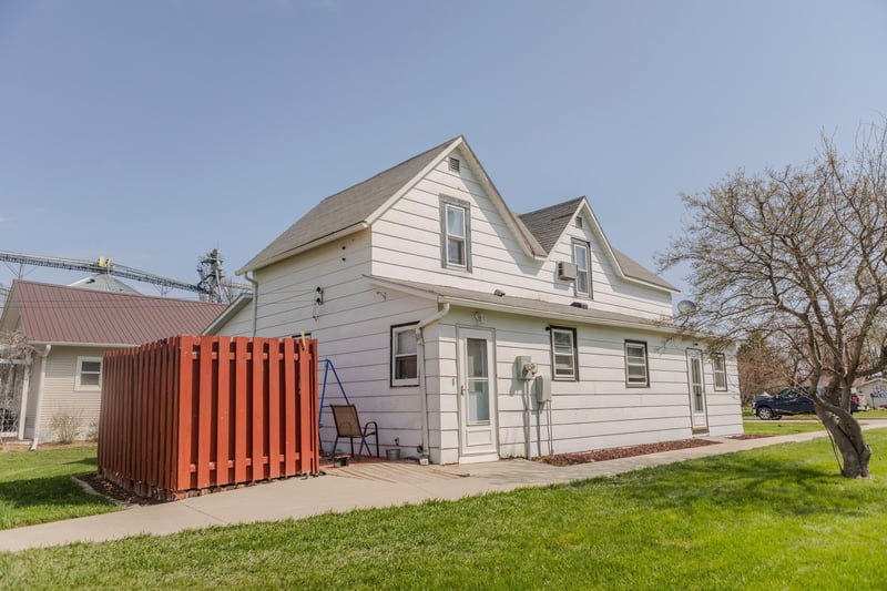 109 2nd St W, Chokio, MN 56221