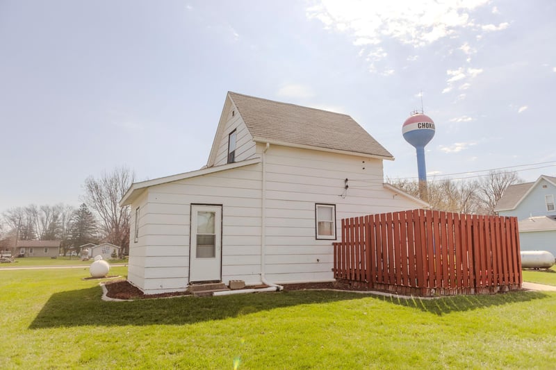 109 2nd St W, Chokio, MN 56221