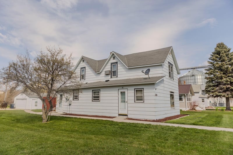 109 2nd St W, Chokio, MN 56221
