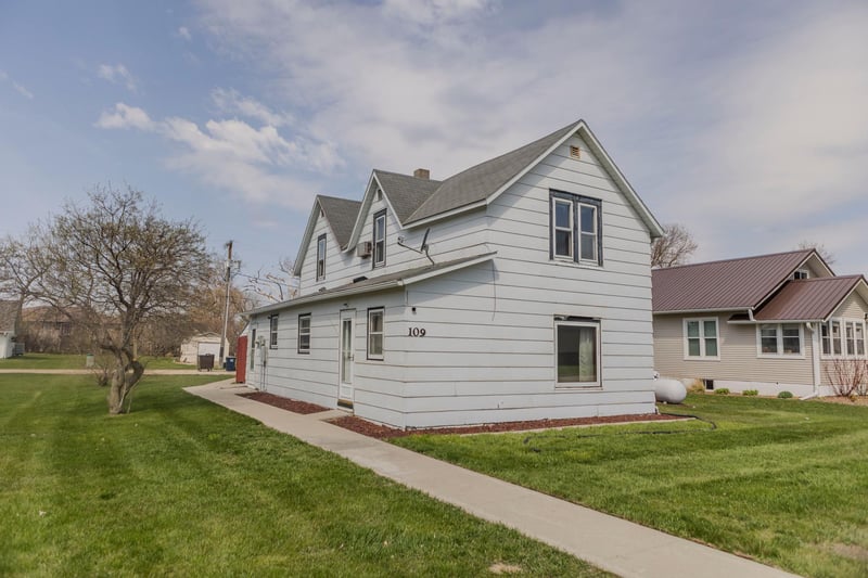 109 2nd St W, Chokio, MN 56221
