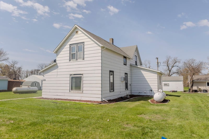 109 2nd St W, Chokio, MN 56221