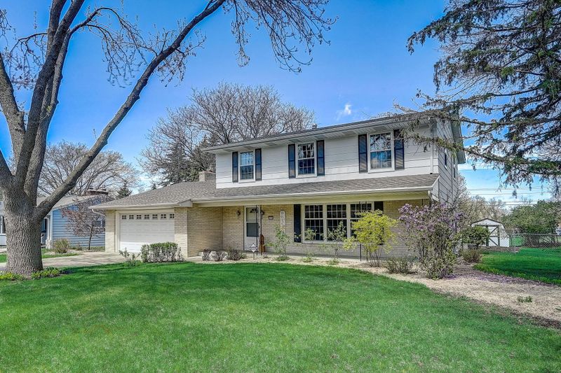 2316 Skyline Dr, Bloomington, MN 55425