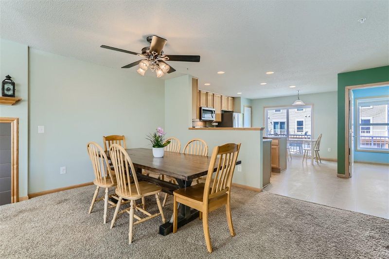 929 Ledgestone Dr, Mahtomedi, MN 55115