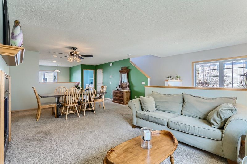 929 Ledgestone Dr, Mahtomedi, MN 55115