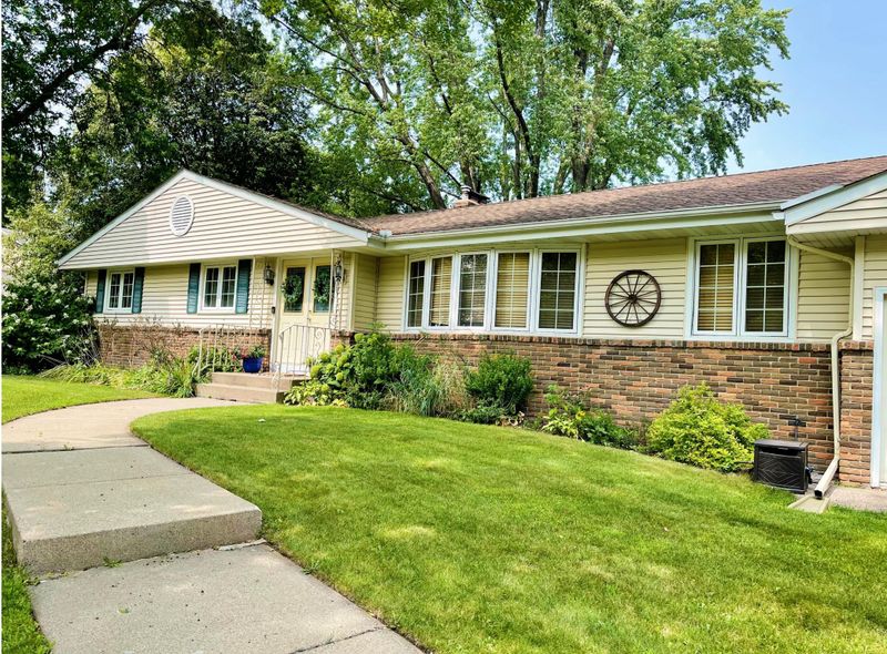 2504 E 121st St, Burnsville, MN 55337