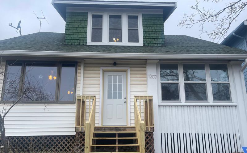 1207 E 9th St, Duluth, MN 55805