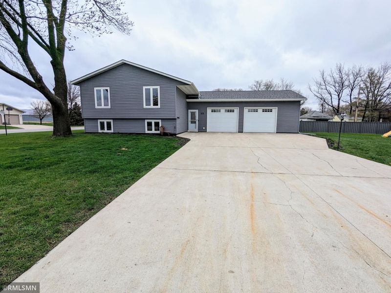 960 Grove Ave, Bird Island, MN 55310