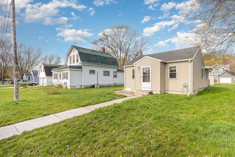 303 S 4th St, Henderson, MN 56044