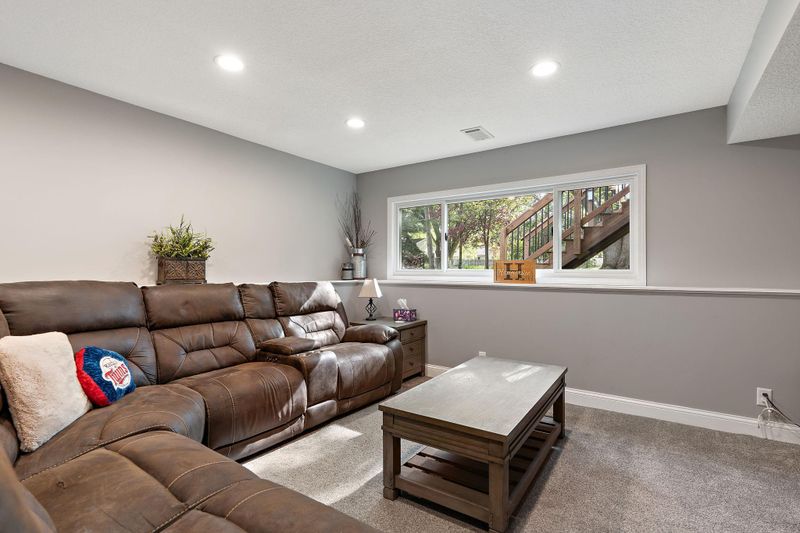 8947 Jasmine Ln S, Cottage Grove, MN 55016