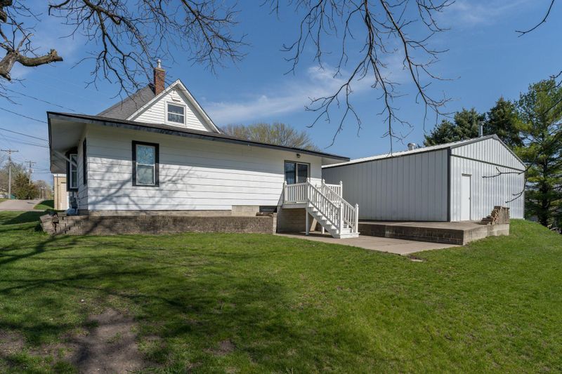 210 4th St, Cleveland, MN 56017