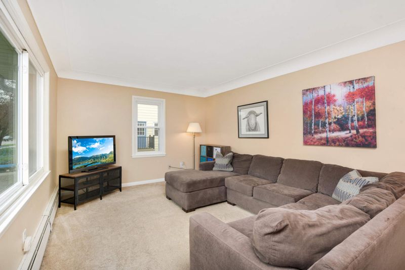 615 7th St E, Chaska, MN 55318